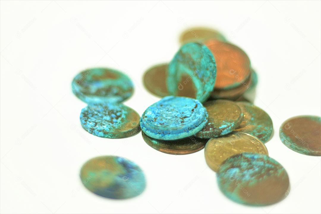 Moedas dinheiro sobre fundo branco