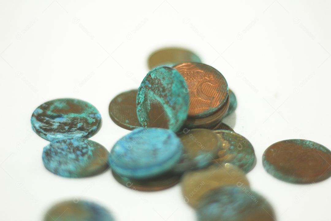 Moedas dinheiro sobre fundo branco