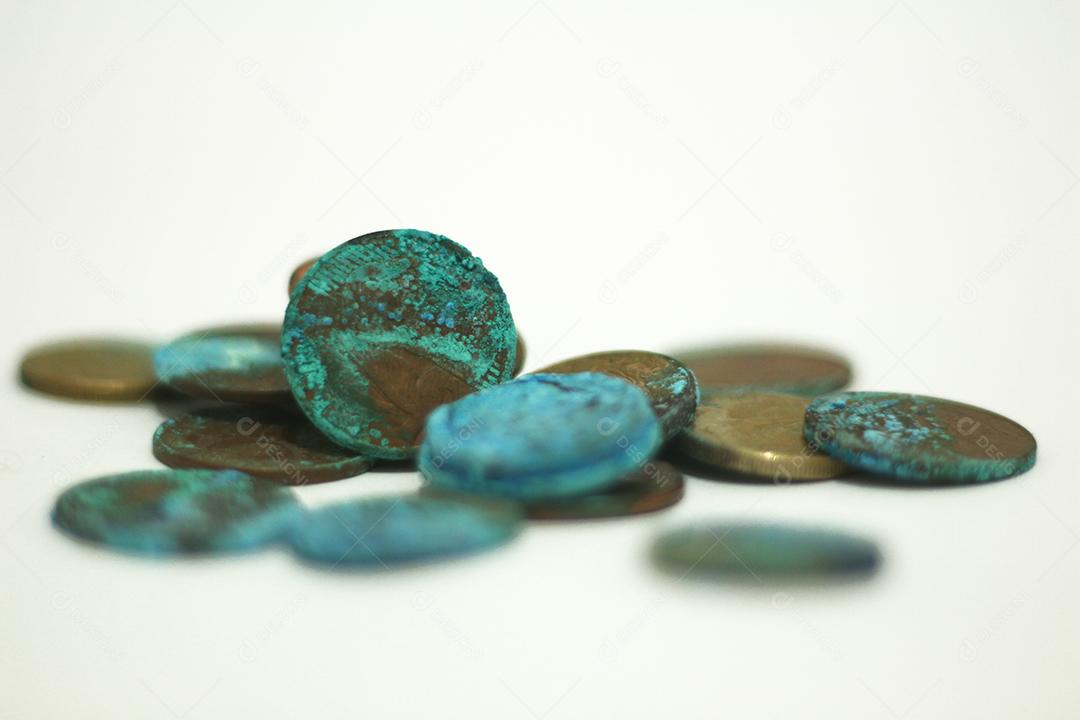 Moedas dinheiro sobre fundo branco