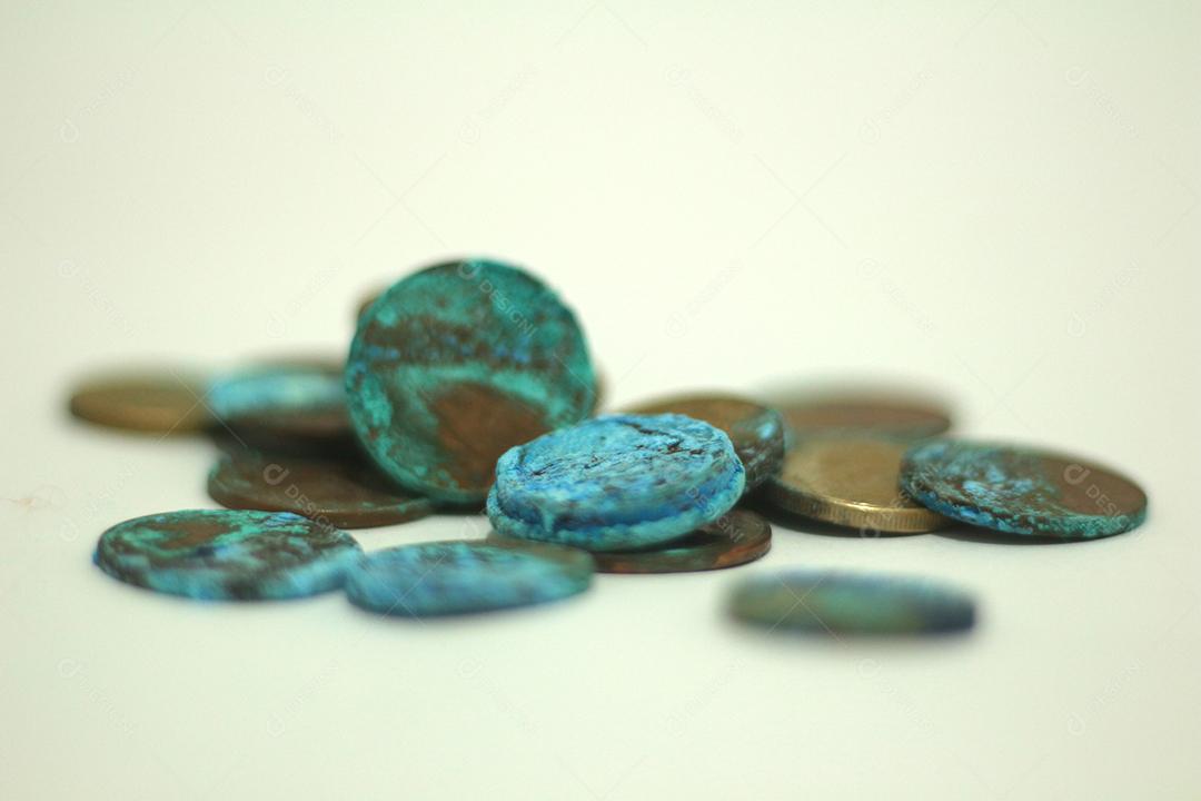 Moedas dinheiro sobre fundo branco