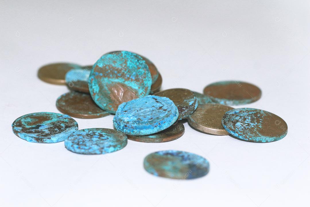 Moedas dinheiro sobre fundo branco