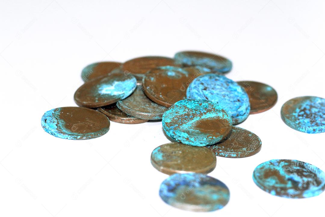 Moedas dinheiro sobre fundo branco