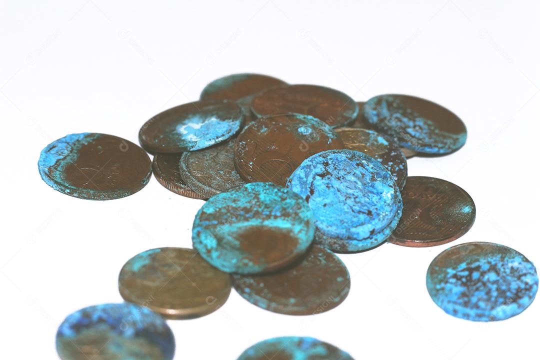 Moedas dinheiro sobre fundo branco