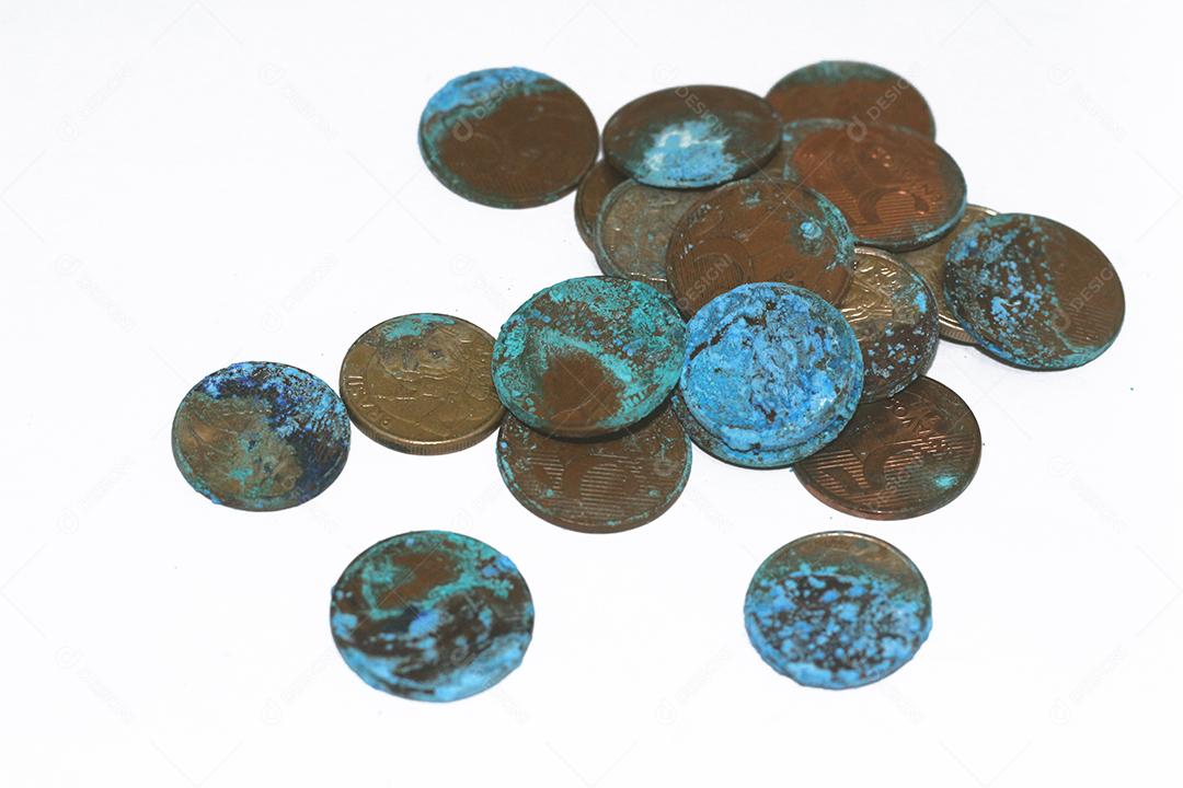 Moedas dinheiro sobre fundo branco