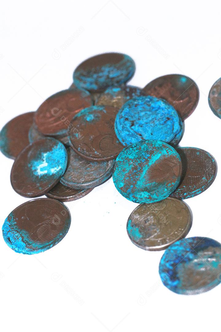 Moedas dinheiro sobre fundo branco