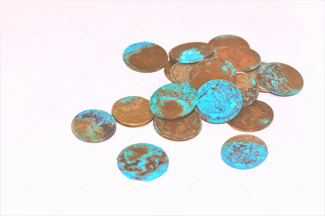 Moedas dinheiro sobre fundo branco