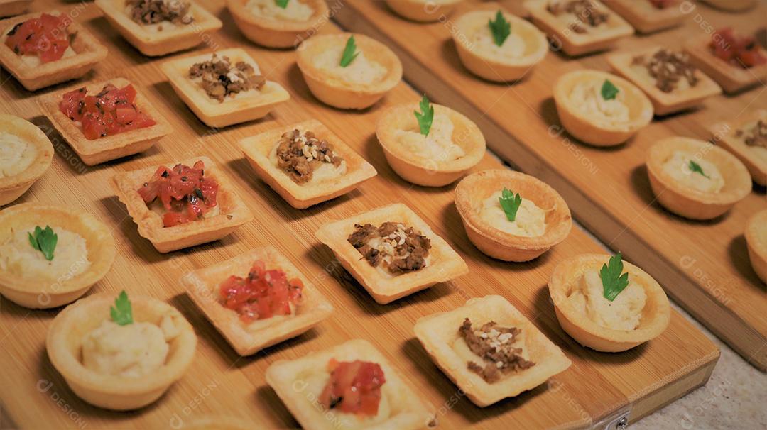 Comida canapés encima de uma mesa