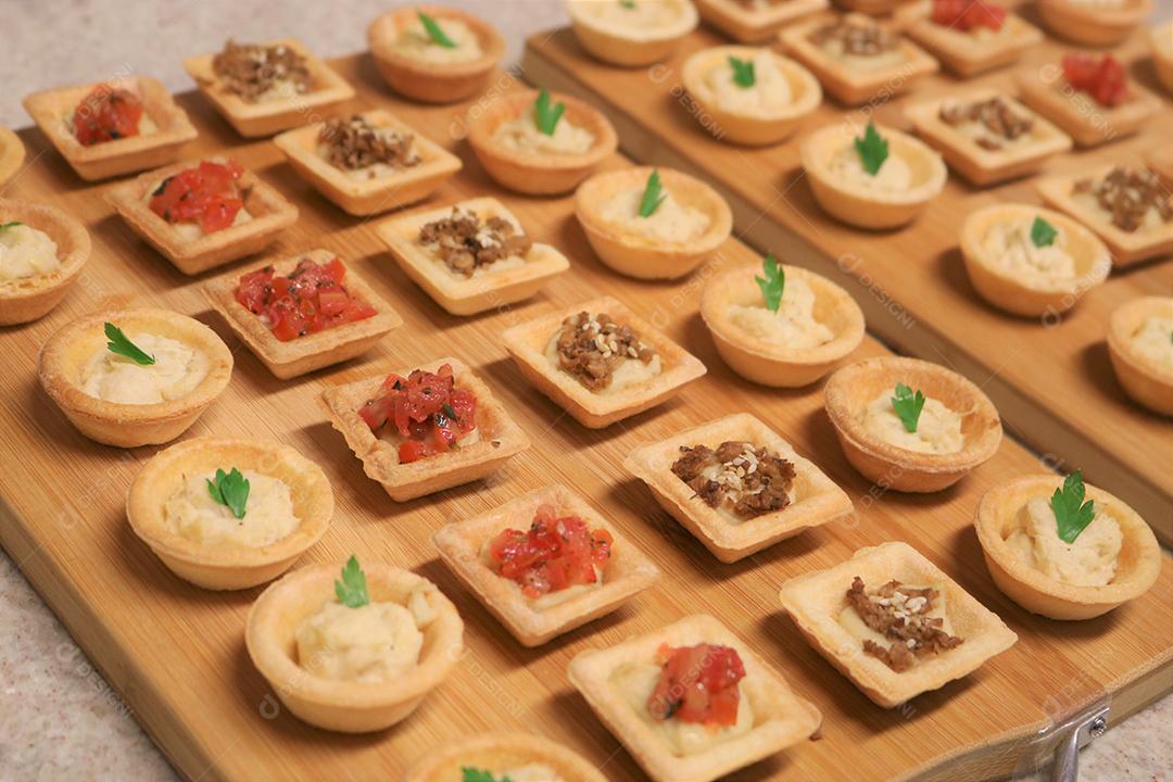 Comida canapés encima de uma mesa