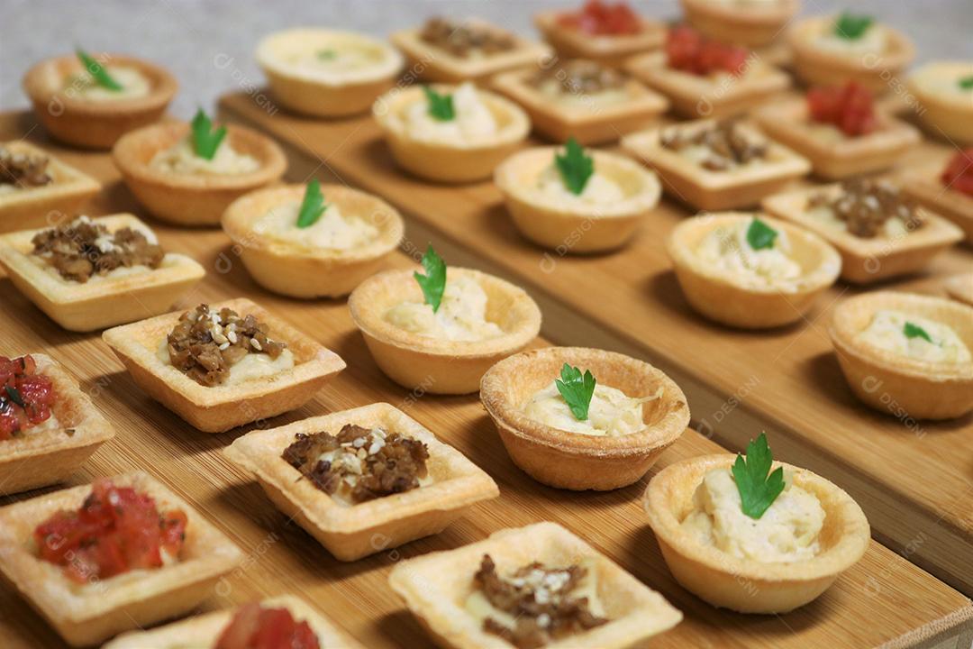 Comida canapés encima de uma mesa