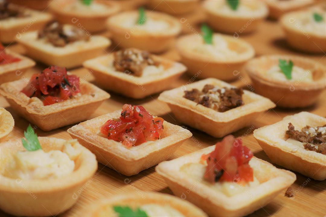 Comida canapés encima de uma mesa
