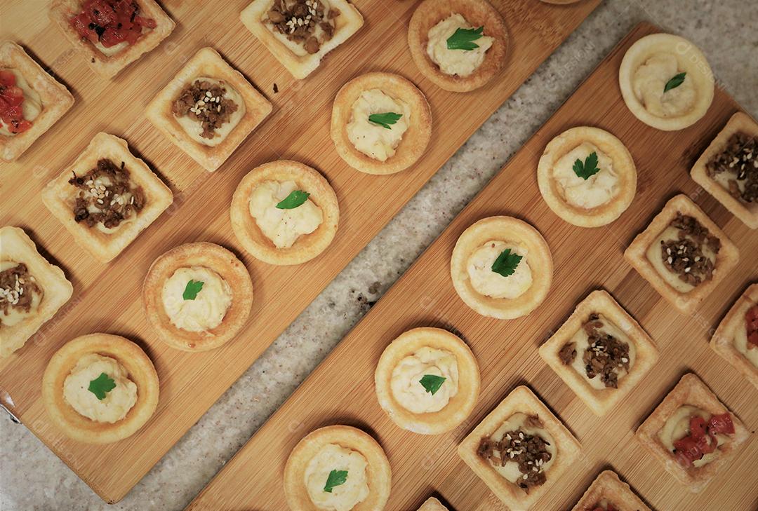 Comida canapés encima de uma mesa