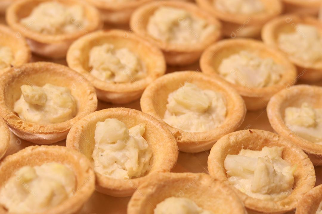 Comida canapés encima de uma mesa