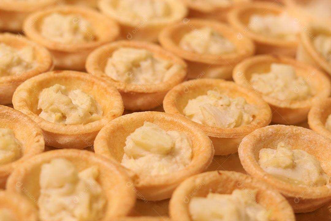 Comida canapés encima de uma mesa