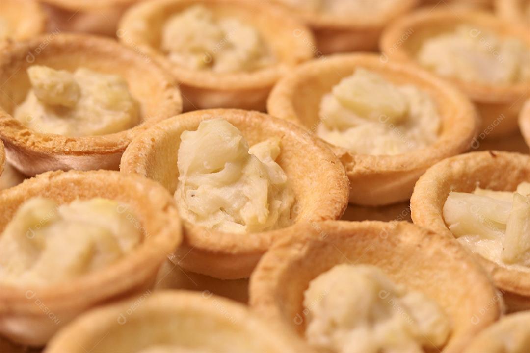 Comida canapés encima de uma mesa