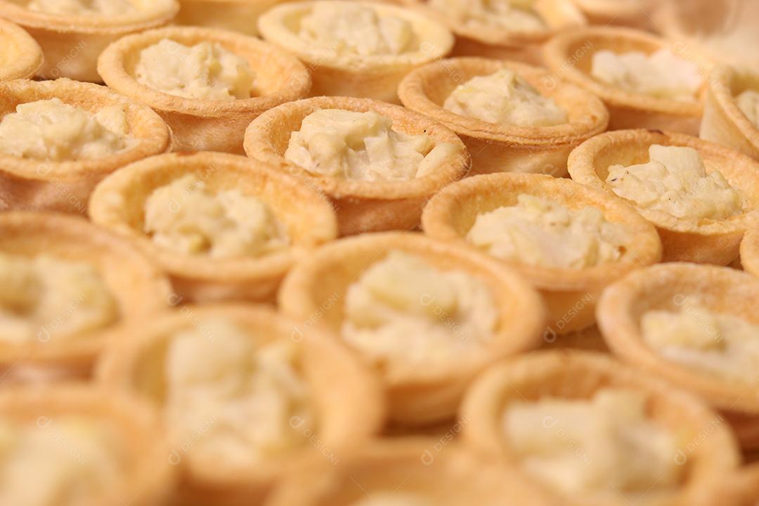 Comida canapés encima de uma mesa