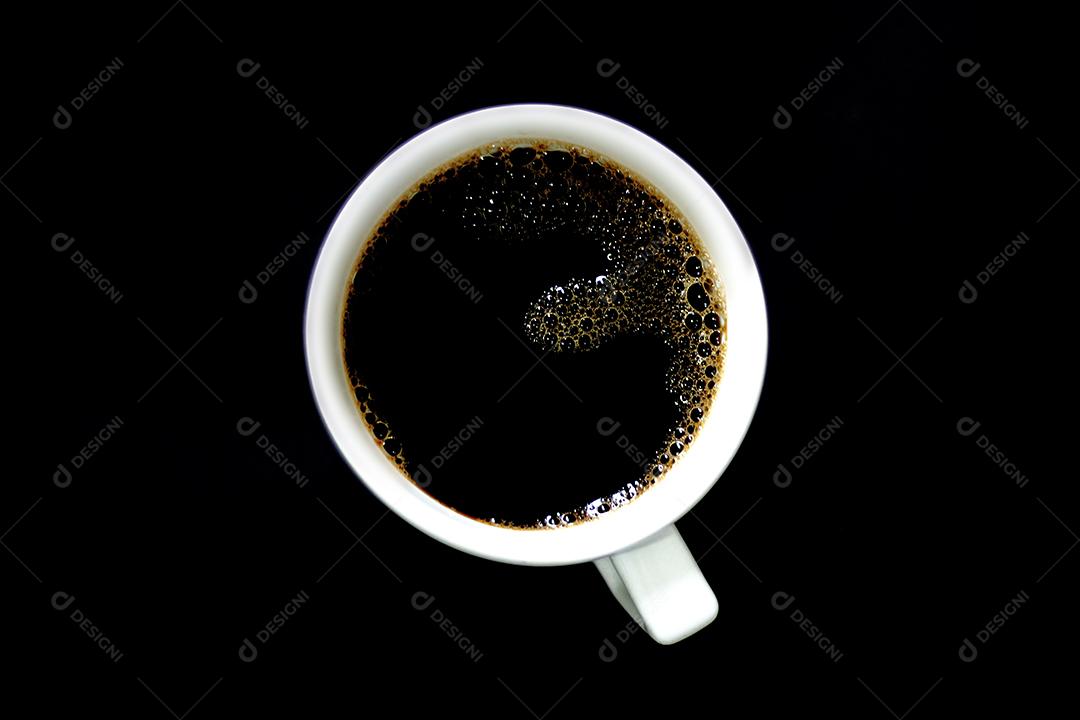 Xicara de café sobre uma mesa preta