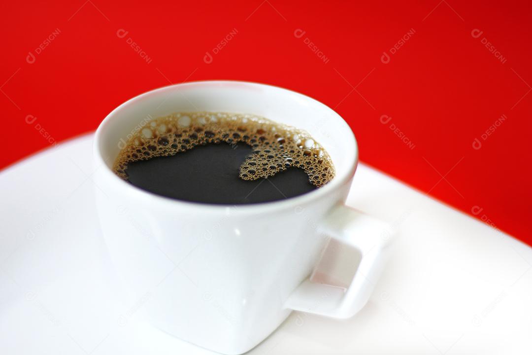 Xicara com café sobre fundo vermelho