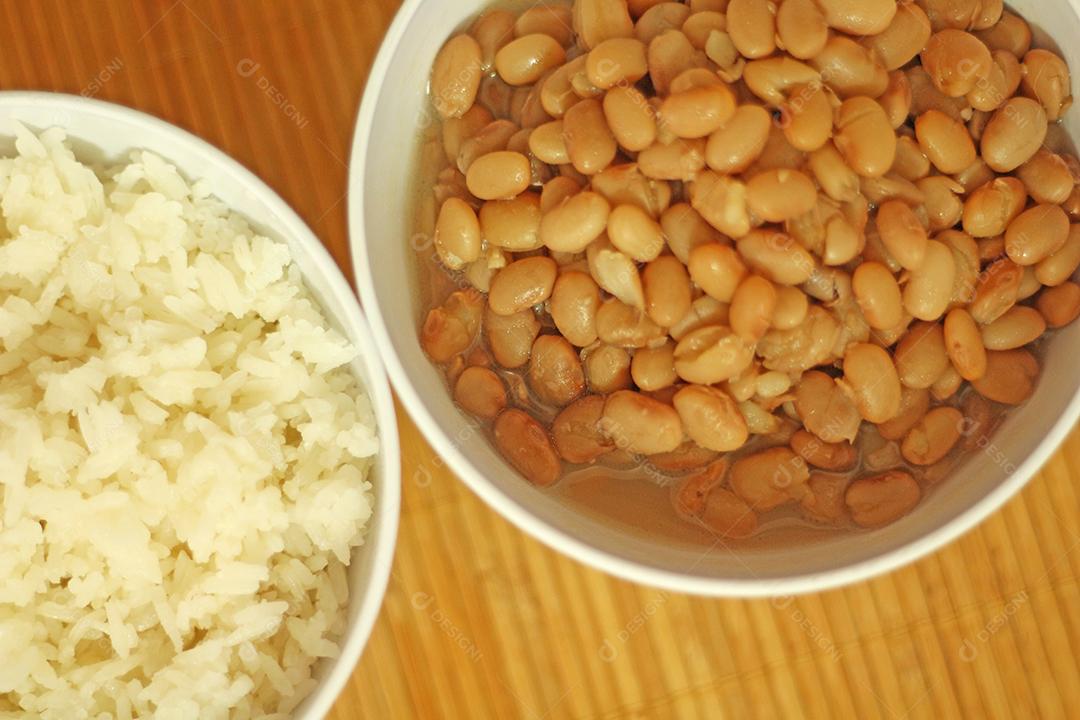 Pratos de arroz e feijão comida típica brasileira