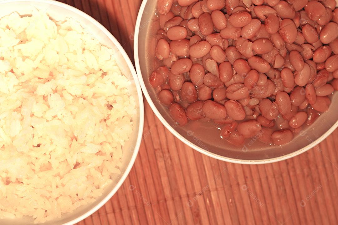 Pratos de arroz e feijão comida típica brasileira