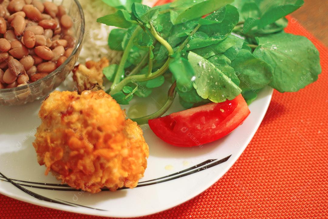 Prato de comida salada feijão restaurante