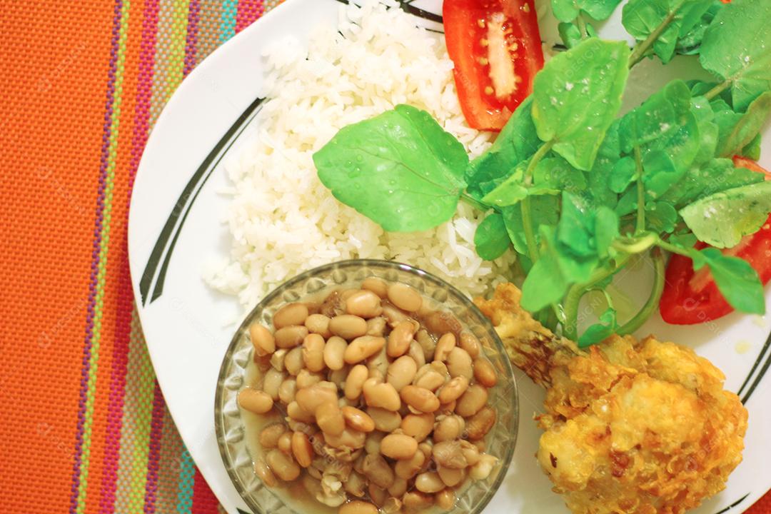 Prato de comida salada feijão restaurante