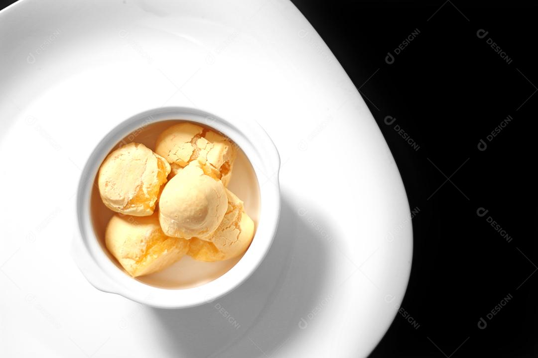 Comida pao de queijo sobre tigela branca