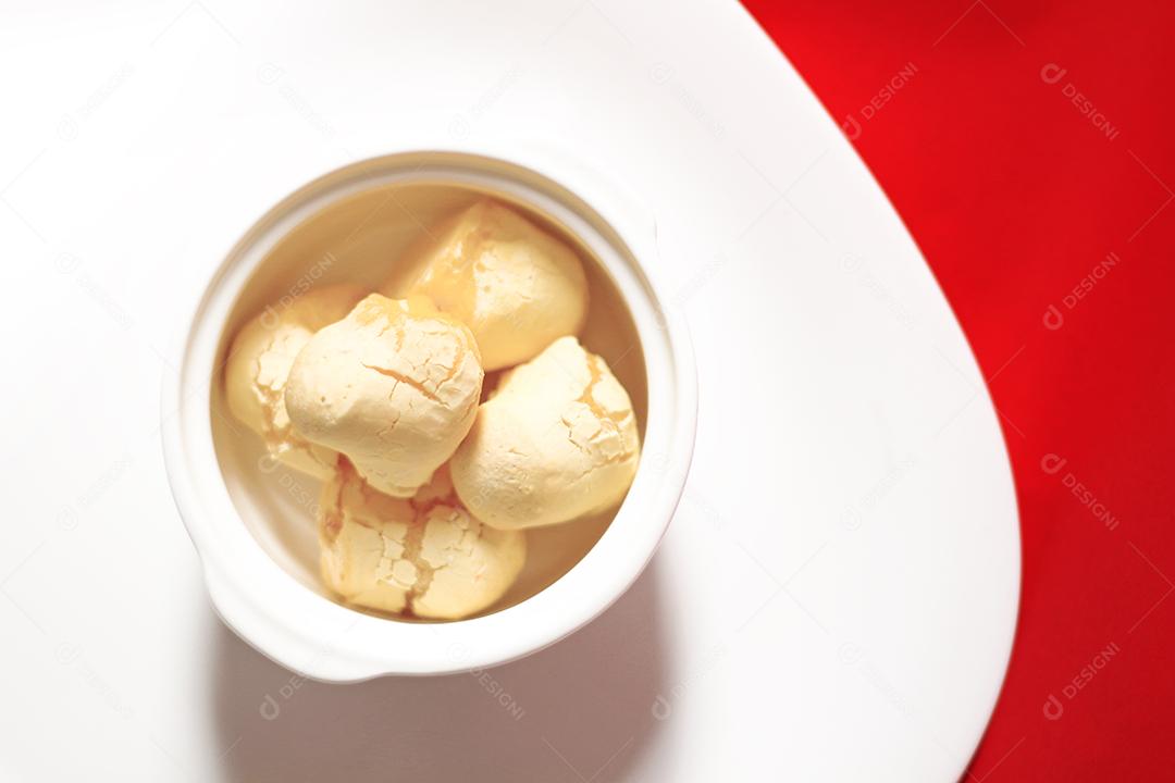Comida pao de queijo sobre tigela branca