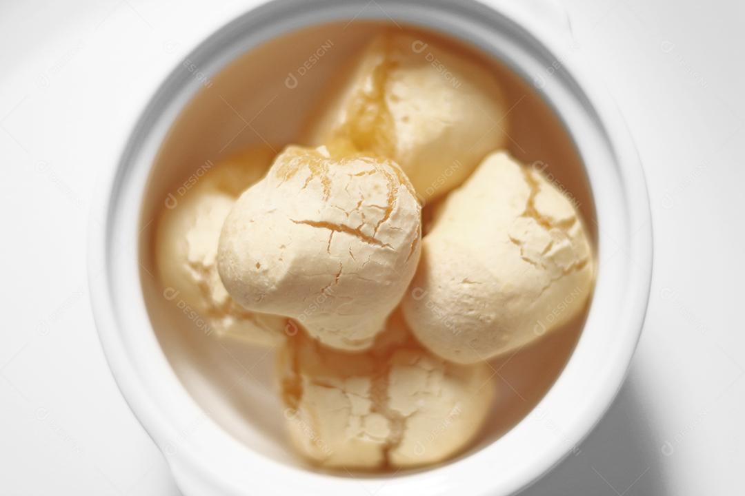 Comida pao de queijo sobre tigela branca