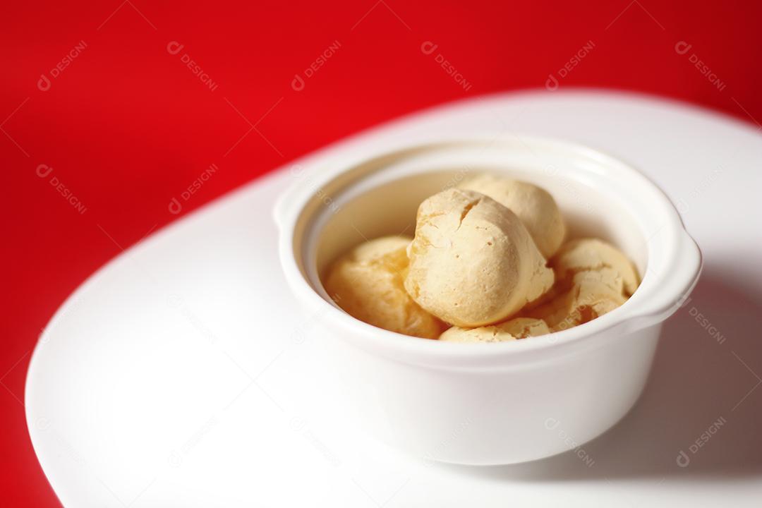 Comida pao de queijo sobre tigela branca