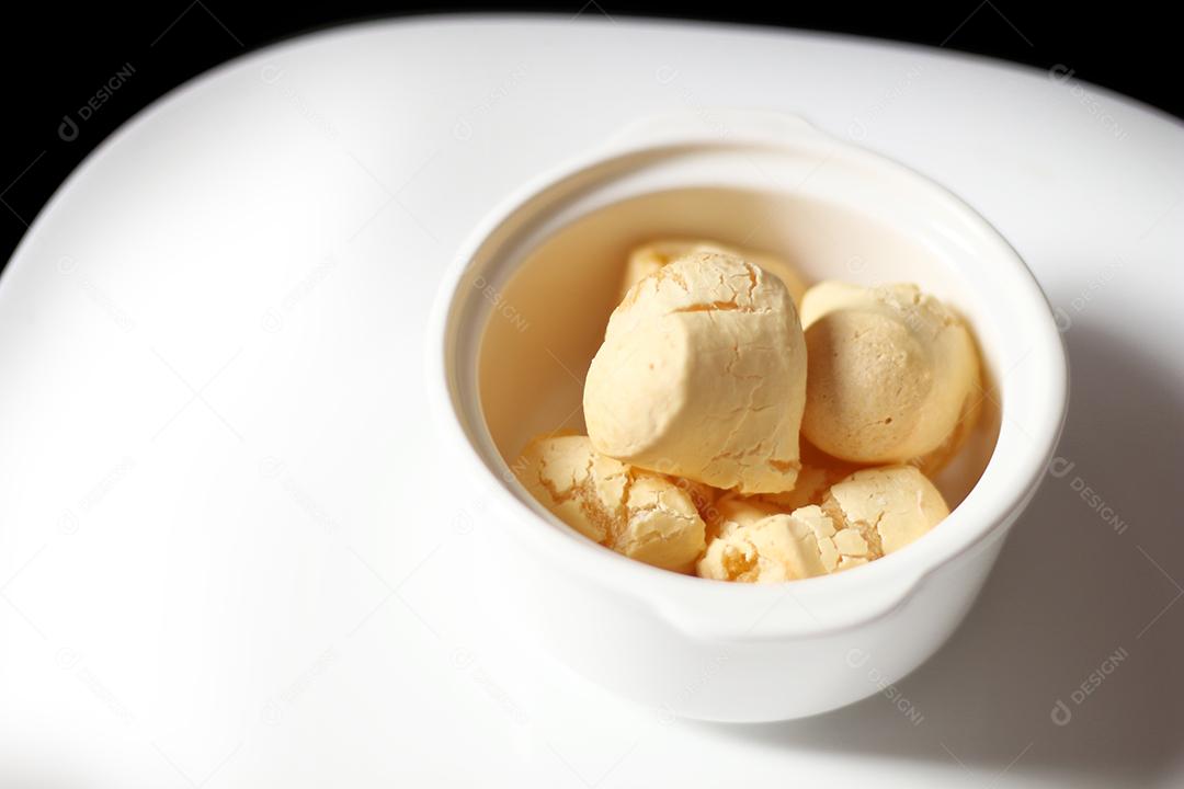 Comida pao de queijo sobre tigela branca