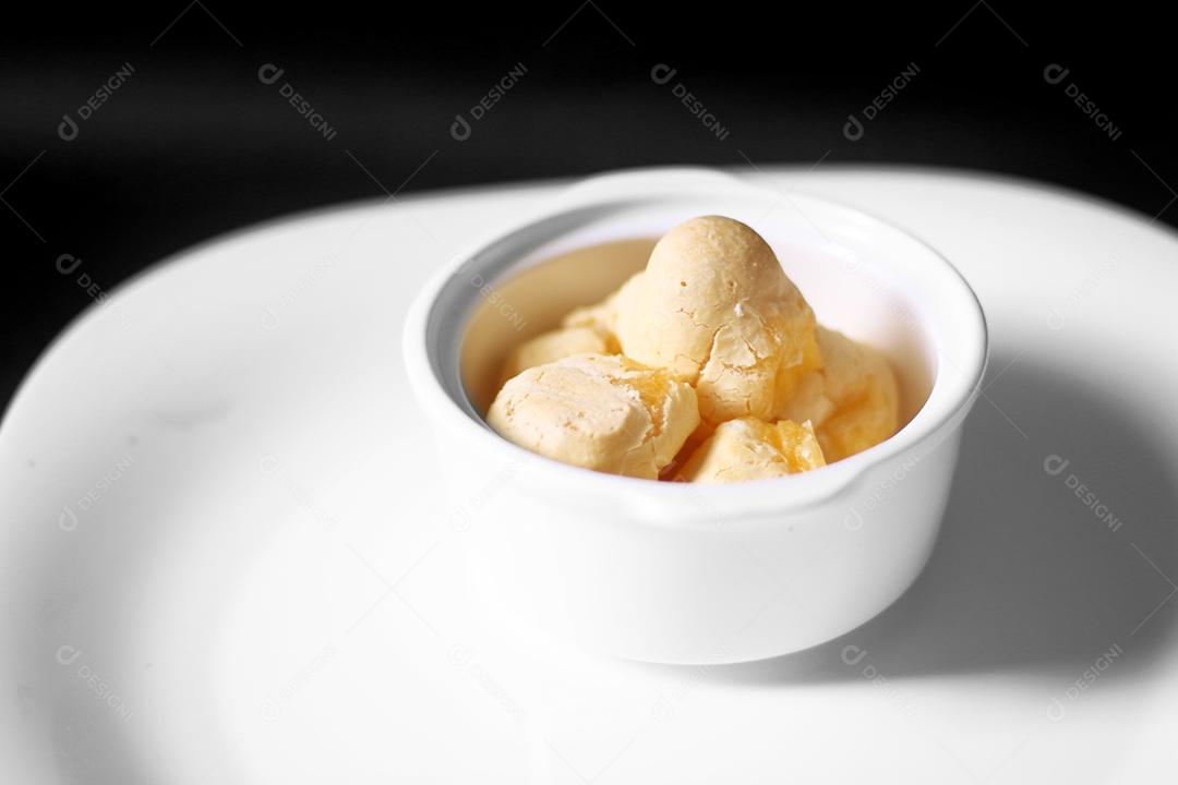 Comida pao de queijo sobre tigela branca