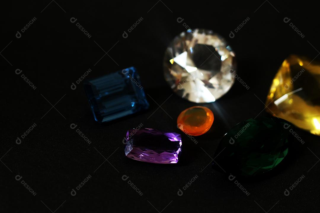 Pedras safira azul sobre fundo preto