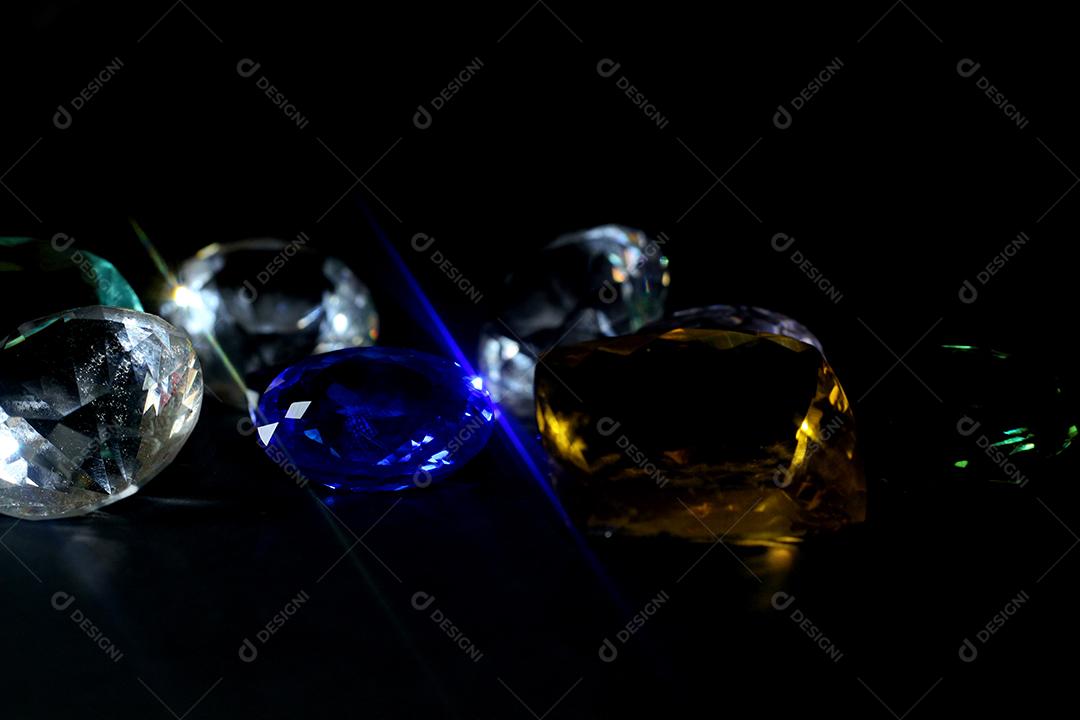 Pedras jóias diamantes cirstais jóialheirias