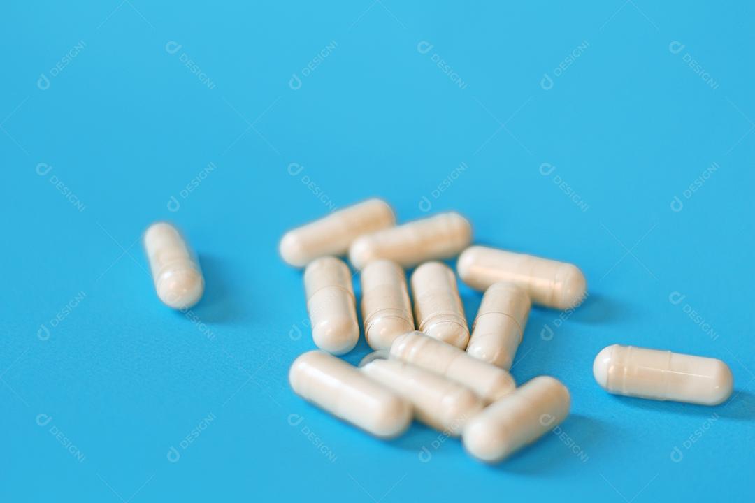 Remédio capsula sobre fundo azul