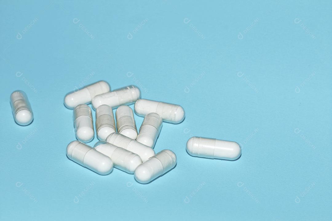 Remédio capsula sobre fundo preto