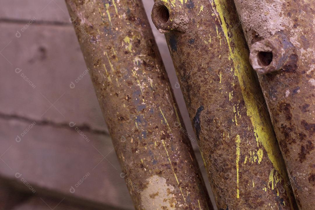 Barras de ferros enferrujado sobre fundo desfocado