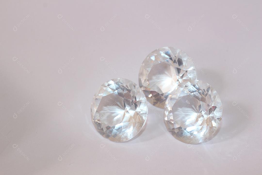 Pedras jóias cristal jóialheirias sobre fundo branco