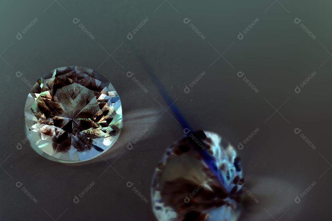 Pedras jóias cristal jóialheirias sobre fundo isolado