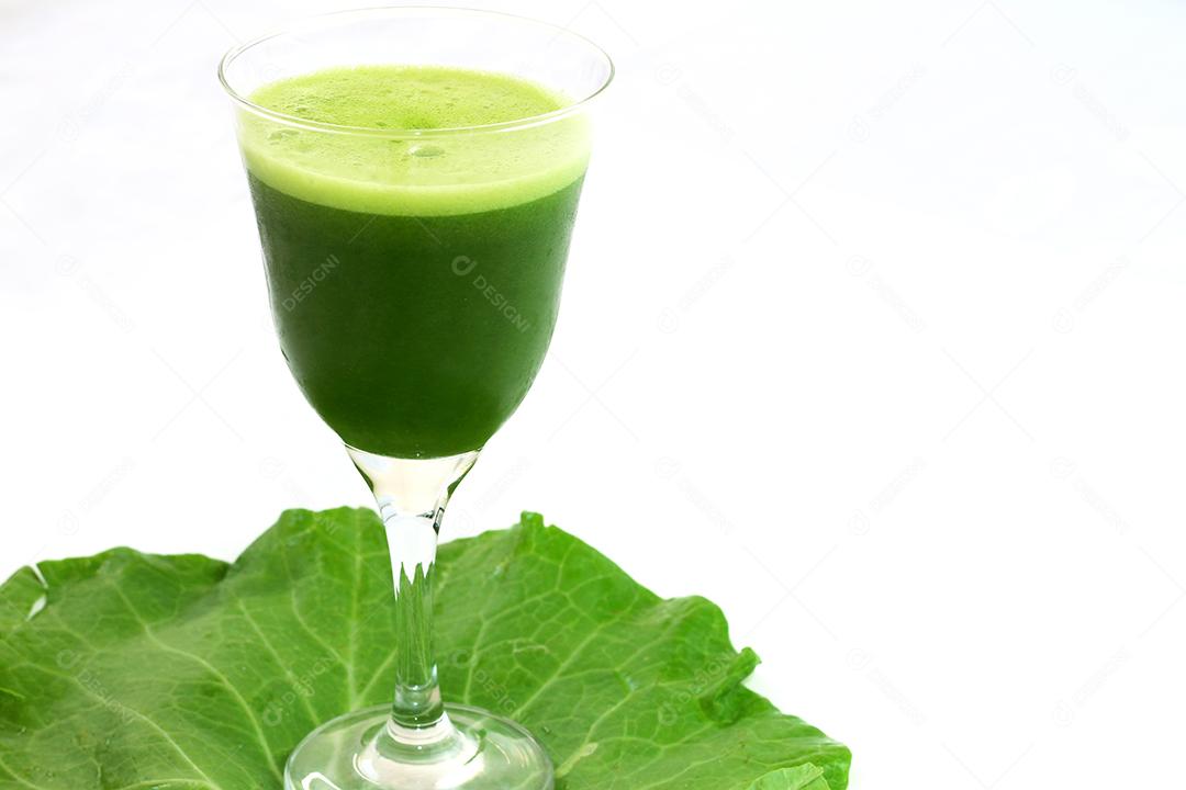 Suco verde sobre taça de vinho sobre folha verde