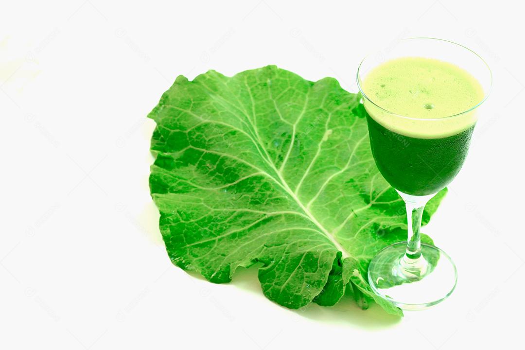 Suco verde sobre taça de vinho sobre folha verde