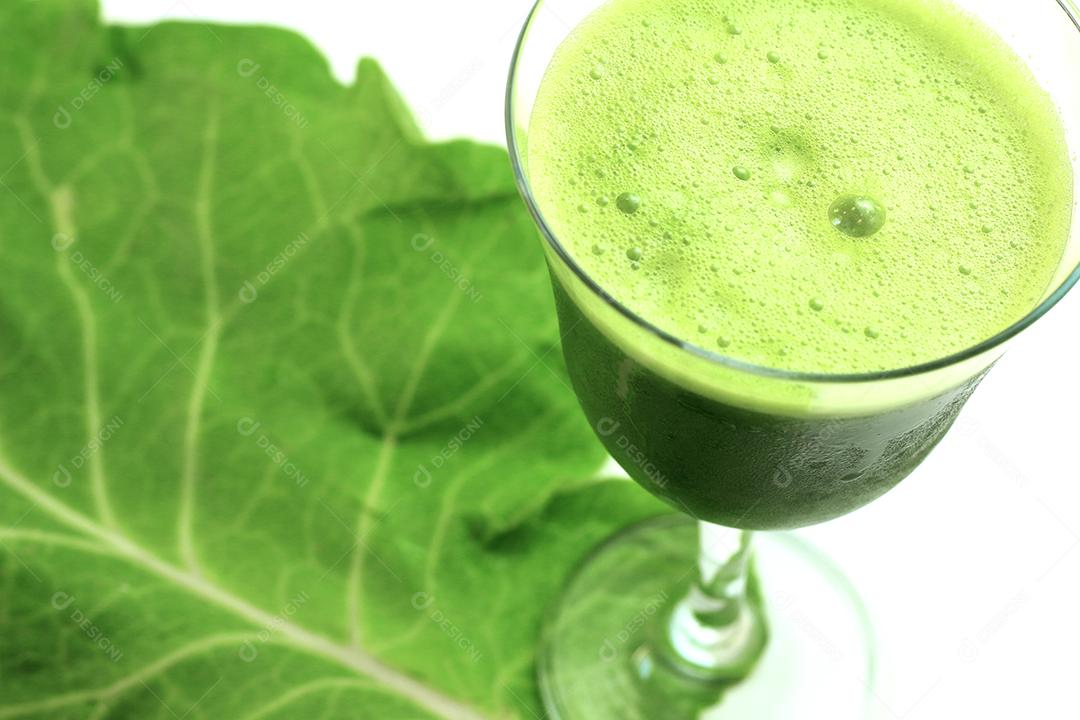 Suco verde sobre taça de vinho sobre folha verde