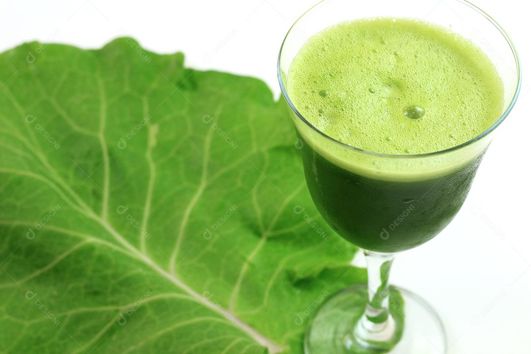 Suco verde sobre taça de vinho sobre folha verde
