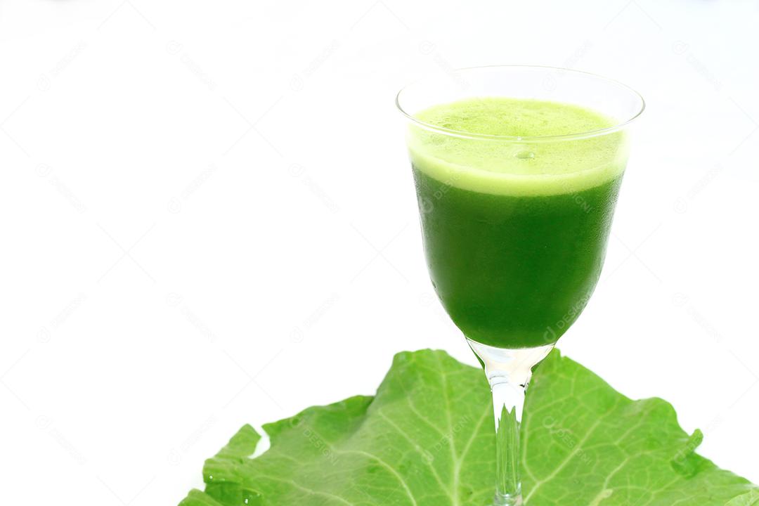 Suco verde sobre taça de vinho sobre folha verde