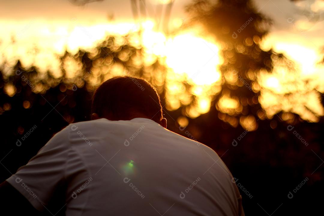 Homem vendo paisagem praia por do sol