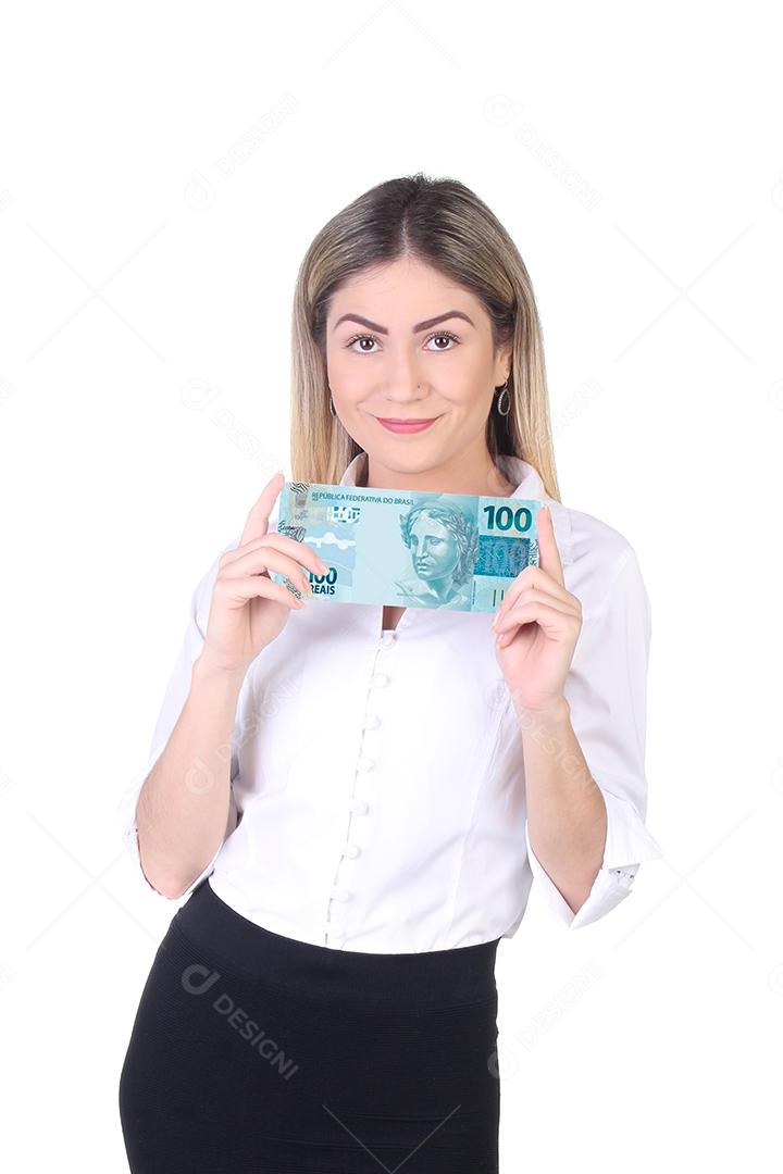 Mulher segurando notas de dinheiro sobre fundo branco