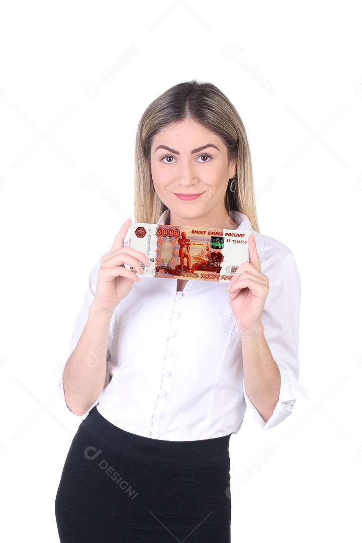 Mulher segurando notas de dinheiro sobre fundo branco