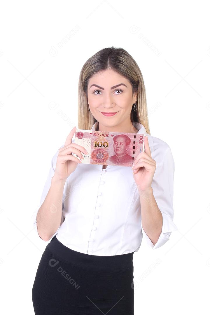 Mulher segurando notas de dinheiro sobre fundo branco