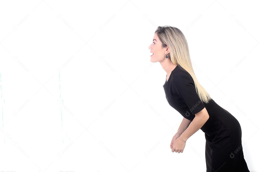 Mulher jovem linda gritando sobre fundo branco