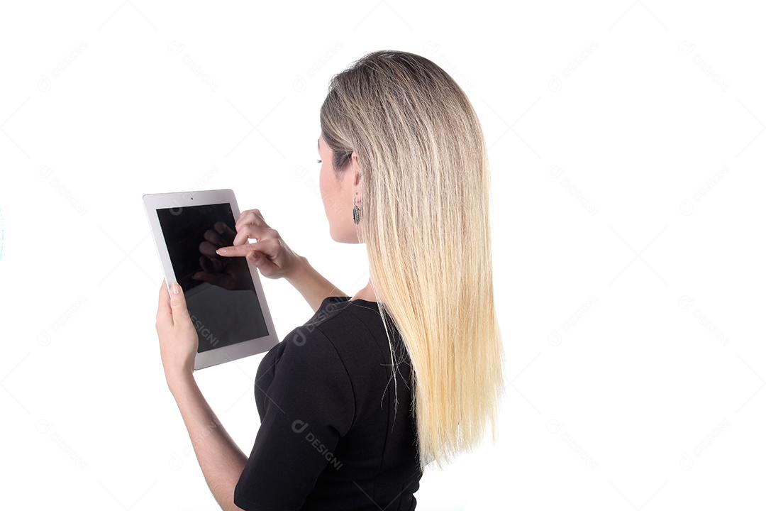 Mulher mechendo em seu tablet sobre fundo branco
