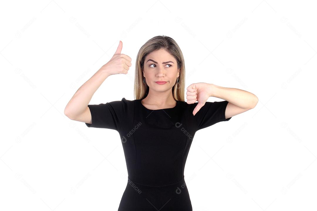 Mulher linda jovem fazendo gestos sobre fundo branco